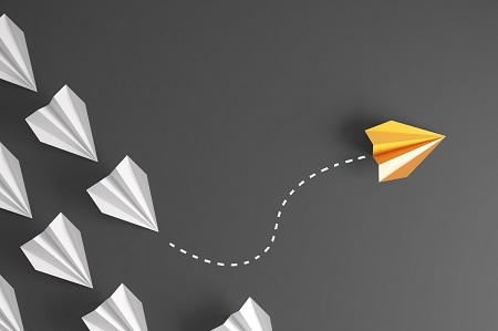 Ranketing GmbH - Online-Marketing-Agentur – SEO Papierflieger weiß und gelb